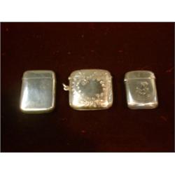 Un lot de 3 étuis à allumettes anglais en argent, poinçons de Birmingham, 1888, et poinçons de Ch...