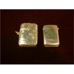 Un lot de 2 étuis à allumettes anglais en argent, l'un Londres, 1895, l'autre de style Arts and C...