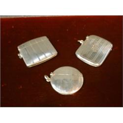 Un lot de 3 étuis à allumettes anglais en argent guilloché, poinçons de Londres, 1916, de Sheffie...