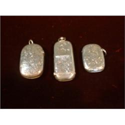 Un lot de 3 étuis à allumettes anglais en argent gravé, poinçons de Birmingham, 1894, 1896 et 190...