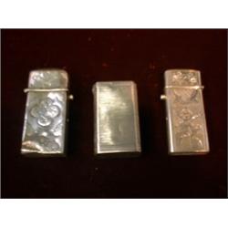 Un lot de 3 étuis à allumettes hollandais en argent 833/1000.  A lot of 3 833 Dutch silver vesta...