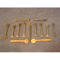 Une collection de 13 gaufreurs à pâtisserie en métal et bois....