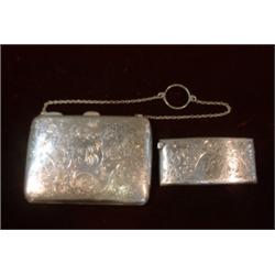 Un lot de 2 porte-cartes en argent, poinçons de Birmingham, 1905 et de Chester, 1902....