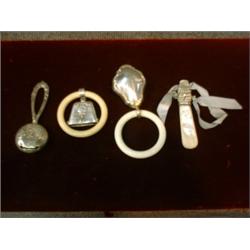 Un lot de 4 hochets en argent.  A lot of 4 sterling silver rattles. $125/175...