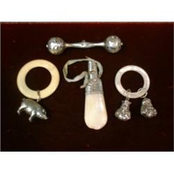 Un lot de quatre hochets en argent, deux américains dont l'un de Gorham et deux anglais, Birmingh...