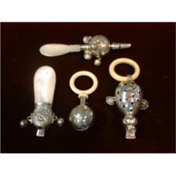 Un lot de 4 hochets en argent.  A lot of 4 sterling silver rattles. $150/200...