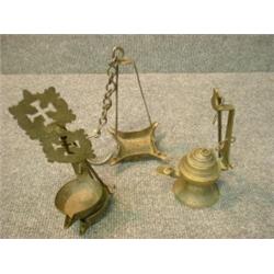 Un lot de 3 lampes à huile en bronze et fer forgé.  A lot of 3 bronze and wrought iron oil lamps....