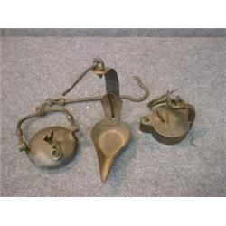 Un lot de 3 lampes à huile en fonte et en fer.  A lot of 3 cast and wrought iron oil lamps. $175/...