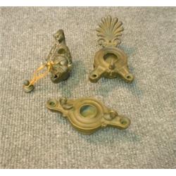 Un lot de trois petites lampes à huile en bronze patiné d'après l'antique....