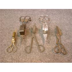 Un lot de 5 mouchettes du 19e Siècle en fer forgé, en métal argenté et en laiton....