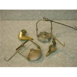 Un ensemble de 4 lampes à huile en bronze, en fonte et en fer forgé....