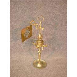 Une lampe à huile en laiton.  A brass oil lamp. $150/250...