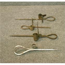 Un lot de 4 bougeoirs à main anciens, trois en fer forgé, le quatrième en acier....