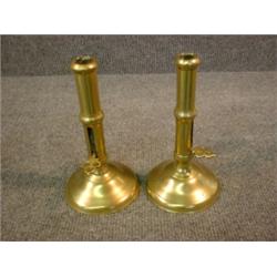 Une paire de bougeoirs anglais en laiton, vers 1800....