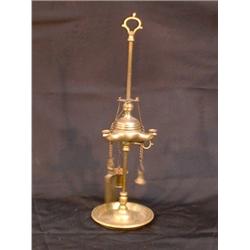 Une lampe à huile en laiton.  A brass oil lamp. $150/250...
