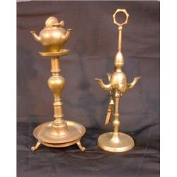 Un lot de 2 lampes à huile en laiton.  A lot of 2 brass oil lamps. $200/300...
