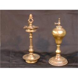 Un lot de 2 lampes à huile en laiton.  A lot of 2 brass oil lamps. $100/150...