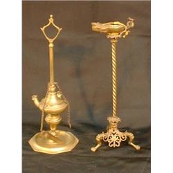 Un lot de 2 lampes à huile en laiton.  A lot of 2 brass oil lamps. $175/250...