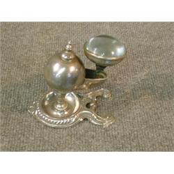 Une veilleuse française en métal argenté munie d'une loupe....