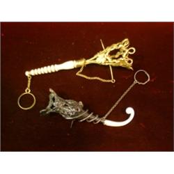 Un lot de deux porte-bouquets en métal doré et en métal argenté, (un endommagé)....