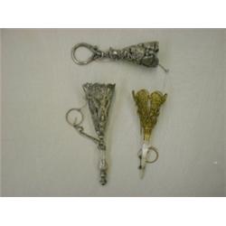 Un lot de trois porte-bouquets en métal argenté et doré....