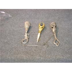 Un lot de trois porte-bouquets en métal argenté et doré....