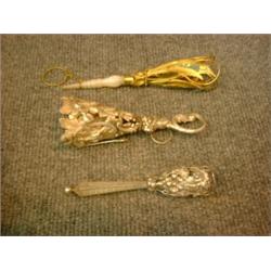 Un lot de trois porte-bouquets en métal argenté et doré....