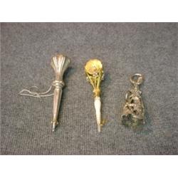 Un lot de trois porte-bouquets en métal argenté et doré....