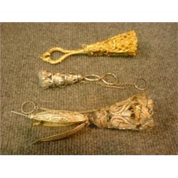 Un lot de 3 porte-bouquets en métal doré et en métal argenté; différents décors....