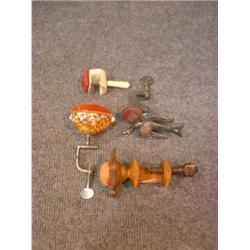 Un lot de 4 étaux de couturière en bois, en ivoire, en coquillage et en métal....