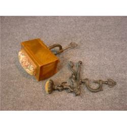 Un lot de 3 étaux de couturière en fonte, en bois et formé d'un sabot de cheval....