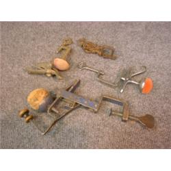 Un lot de 4 étaux de couturière en métal.  A lot of 4 metal sewing birds. $100/150...