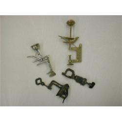 Un lot de 4 étaux de couturière en métal.  A lot of 4 metal sewing birds. $100/150...