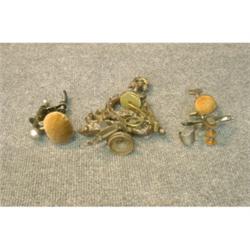 Un lot de 4 étaux de couturière en métal.  A lot of 4 metal sewing birds. $150/200...