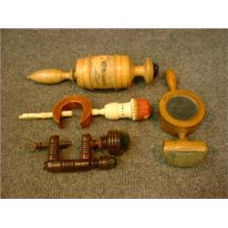 Un lot de 4 étaux de couturière en ivoire et en bois.  A lot of 4 ivory and wood sewing birds. $1...