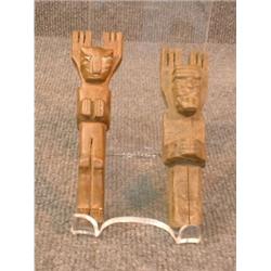 Deux lance-pierres incas du Honduras antropomorphes en bois sculpté....