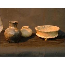 Un ensemble de 3 récipients incas du Honduras comprenant un bol sur pied, une cruche et une jarre...