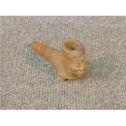 Une pipe inca du Honduras en terre cuite décorée d'un masque....