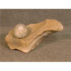 Un mortier à maïs inca mexicain et son pilon circulaire en pierre....