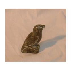 Une sculpture inuit en stéatite représentant un oiseau, signée....