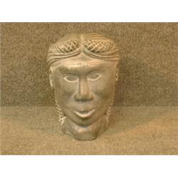 Une sculpture Inuit en stéatite représentant une tête féminine, signée: "Joe"....