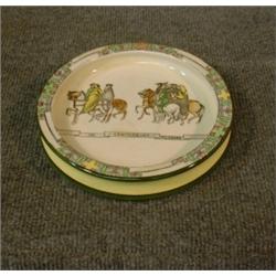 Une Assiette De Bebe En Porcelaine De Royal Doulton A Decor De Canterbury Pilgrims Vers 1927 1 Une Assiette De Bebe En Porcelaine De Royal Doulton A Decor De Canterbury Pilgrims Vers 1927 1