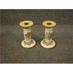 Une paire de bougeoirs en porcelaine de Royal Doulton à décor de "Canterbury Pilgrims", vers 1927...