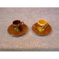 Deux tasses à moka et soucoupes en porcelaine "Kingsware", de Royal Doulton décorées d'un joueur...