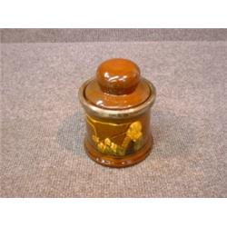 Un pot à tabac couvert en porcelaine "Kingsware" de Royal Doulton, décoré d'un fumeur de pipe, re...