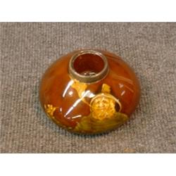 Un porte-allumettes en porcelaine "Kingsware" de Royal Doulton décoré d'un pêcheur fumant, rebord...