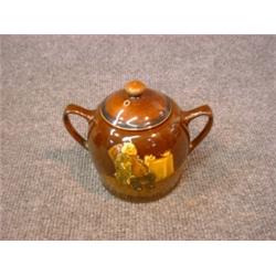 Un sucrier couvert en porcelaine "Kingsware" de Royal Doulton décoré d'un buveur de thé, vers 192...