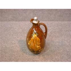 Un broc en porcelaine "Kingsware" de Royal Doulton: "George, the Guard", bouchon d'origine, vers...