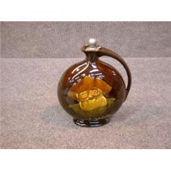 Un broc en porcelaine Kingsware de Royal Doulton: "Falstaff", avec son bouchon d'origine, vers 19...