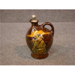 Un broc en porcelaine "Kingsware" de Royal Doulton: "The Watchman", avec son bouchon d'origine, v...